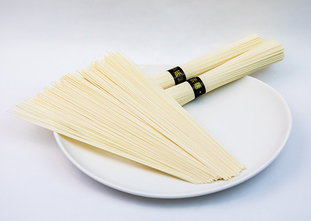 創業百余年伝統の技。喉ゴシ抜群手延べ素麺 2