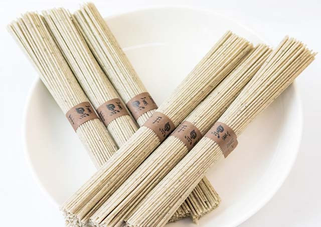 手延べ黒ごま麺 2