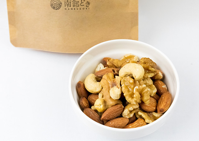 ぶどうの枝で燻したスモークナッツ 2