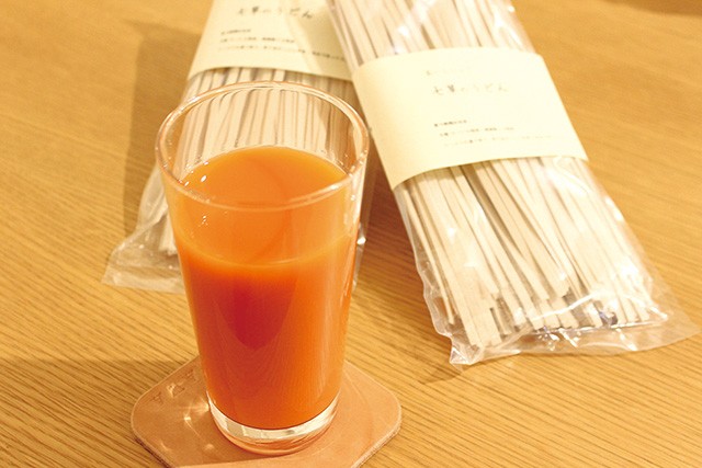 にんじんジュースとおいしいっ！うどんセット 2